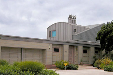 Diseño de fachada beige moderna grande de dos plantas con revestimientos combinados y tejado plano