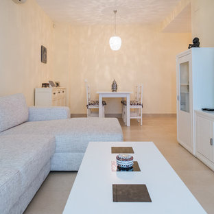 Diseño de salón para visitas abierto, mediterráneo, pequeño, sin chimenea, con pared multimedia