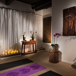 ロサンゼルスのアジアンスタイルのおしゃれなヨガスタジオの写真