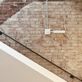 Foto de escalera recta, urbana, de tamaño medio, con escalones de madera y contrahuellas de madera