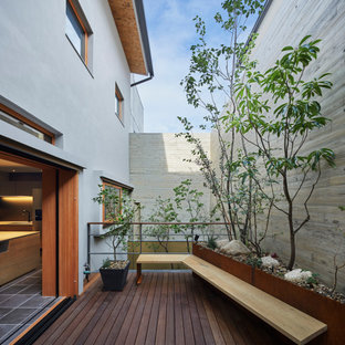 大阪の中サイズのコンテンポラリースタイルのおしゃれな裏庭のテラス (デッキ材舗装、日よけなし) の写真