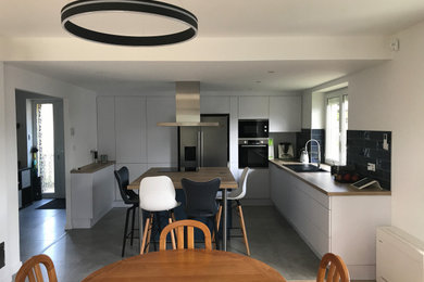 Idée de décoration pour une salle à manger minimaliste.
