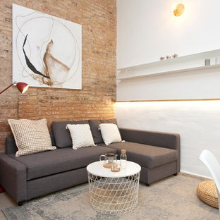 Kleines Mediterranes Wohnzimmer mit weißer Wandfarbe und grauem Boden in Barcelona