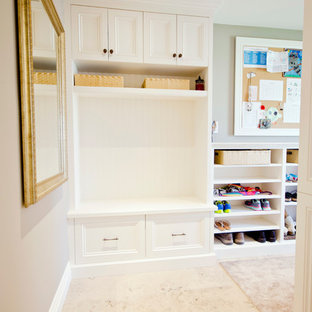 Idee per un piccolo ingresso con anticamera tradizionale con pareti grigie, pavimento in travertino, una porta singola e una porta bianca