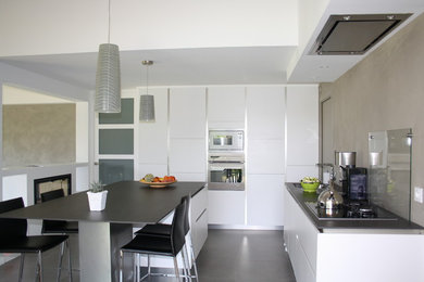 This is an example of a contemporary kitchen in Angers.