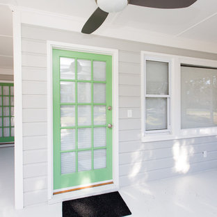 Inspiration för en mellanstor eklektisk ingång och ytterdörr, med en enkeldörr och en grön dörr