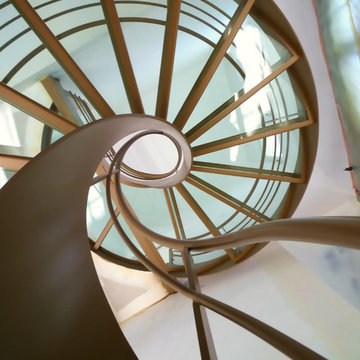 escalier design en verre hélicoïdal