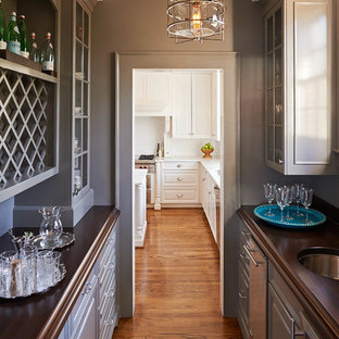 Zweizeilige, Mittelgroße Klassische Küche mit Vorratsschrank, profilierten Schrankfronten, grauen Schränken, Arbeitsplatte aus Holz und braunem Holzboden in Charlotte