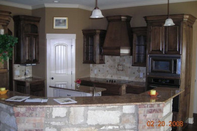 Example of a classic kitchen design in Austin
