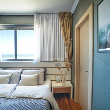Schlafzimmer mit Meerblick in Grau und Gold