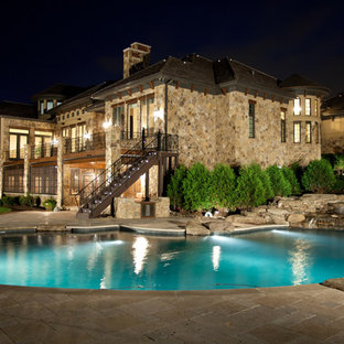 Großer Eklektischer Pool hinter dem Haus in individueller Form mit Wasserspiel und Natursteinplatten in Chicago