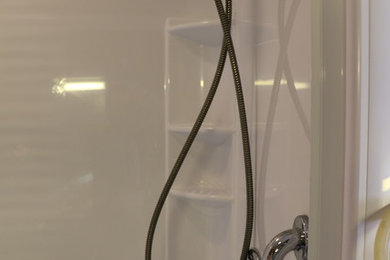 Immagine di una stanza da bagno padronale minimal di medie dimensioni con doccia doppia, piastrelle bianche e porta doccia scorrevole
