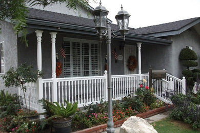 This is an example of a small traditional front yard verandah in Los Angeles.