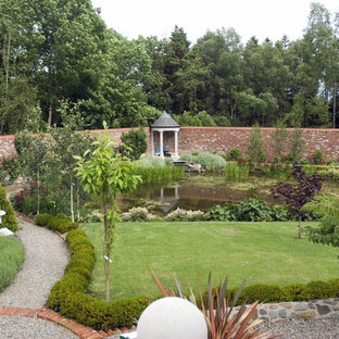 ロンドンの巨大な、夏のカントリー風おしゃれな庭 (日向、砂利舗装) の写真