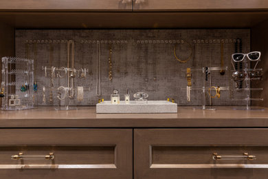 Example of a transitional home bar design in San Francisco