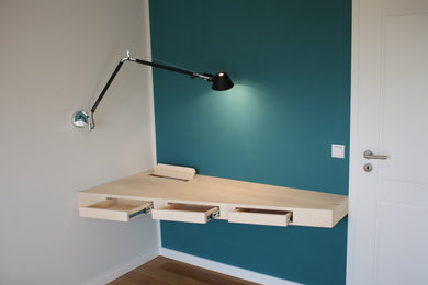 Modelo de despacho minimalista pequeño con escritorio empotrado