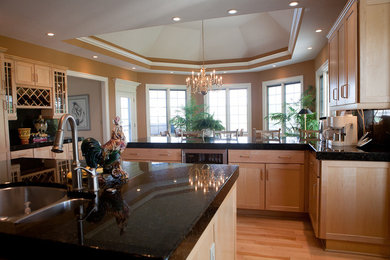 Kitchen - traditional kitchen idea in Cleveland