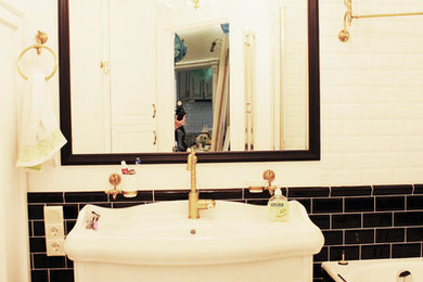 Стильный дизайн: маленькая ванная комната в классическом стиле с ванной в нише, душем над ванной, раздельным унитазом, черно-белой плиткой, плиткой кабанчик, белыми стенами, полом из керамической плитки, накладной раковиной, белым полом и шторкой для ванной для на участке и в саду - последний тренд