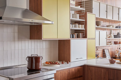 サンフランシスコにあるミッドセンチュリースタイルのおしゃれなキッチン (白いキッチンパネル、セラミックタイルのキッチンパネル、シルバーの調理設備、白いキッチンカウンター) の写真