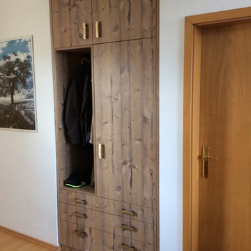 Nischenschrank in rustikaler Holzoptik