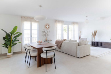 Réalisation d'un salon beige et blanc design ouvert avec un mur blanc, un sol en carrelage de céramique, aucun téléviseur et un sol beige.