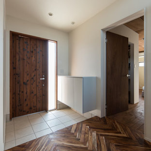 大阪の中サイズの片開きドアラスティックスタイルのおしゃれな玄関ホール (白い壁、木目調のドア、白い床) の写真