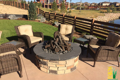 Design ideas for a mid-sized rustic drought-tolerant backyard landscaping in Denver with a fire pit for fall.