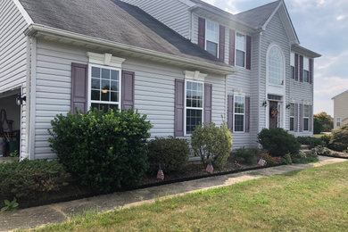Mid-sized elegant gray two-story vinyl house exterior photo in Philadelphia