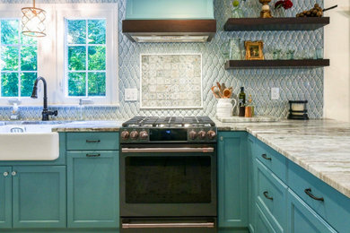 Foto de cocina de estilo americano con electrodomésticos negros