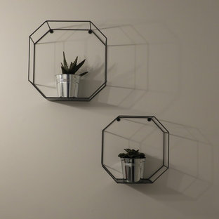 Ispirazione per un piccolo bagno di servizio moderno con ante in stile shaker, ante bianche, WC a due pezzi, pareti bianche, pavimento in vinile, lavabo sottopiano, top in quarzo composito e top grigio