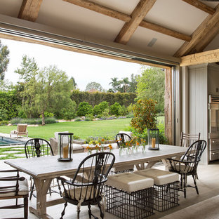 ロサンゼルスのカントリー風 LDKの画像 (ベージュの壁、淡色無垢フローリング)