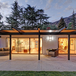 ロサンゼルスの中サイズのミッドセンチュリースタイルのおしゃれな裏庭のテラス (パーゴラ、真砂土舗装) の写真