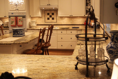 Elegant kitchen photo in Houston