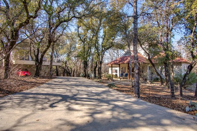 Inspiration for a rustic landscaping in Dallas.