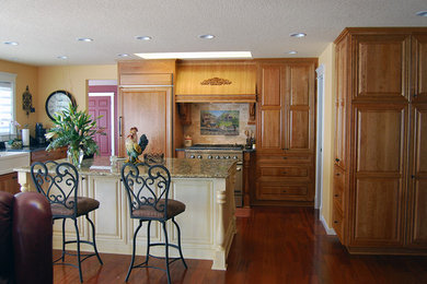 Example of a classic kitchen design in Portland