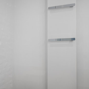 Badezimmer in Superwhite 3-D Dekor mit Holzfliesen kombiniert
