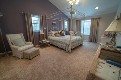 おしゃれな寝室 (紫の壁、カーペット敷き、暖炉なし、ベージュの床) のインテリア