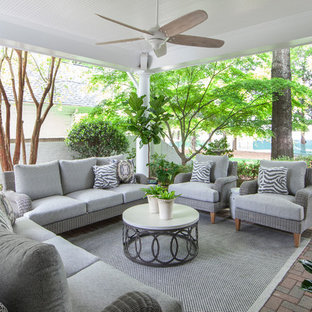 シャーロットのトランジショナルスタイルのおしゃれな裏庭のテラス (レンガ敷き、オーニング・日よけ) の写真