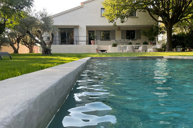 Idée de décoration pour une piscine tradition.