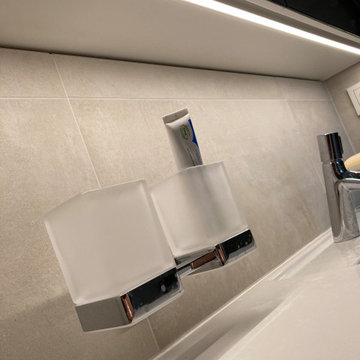 Bathroom fils / Réalisation - Boite pharmacie + LED + poignée