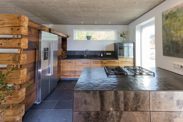 Ganz schön kernig: Krasse Materialität im Küchenbau