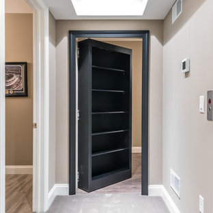 Ejemplo de sótano con puerta clásico, grande, sin chimenea, con paredes beige y moqueta