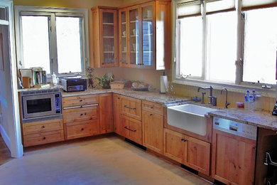Kitchen - traditional kitchen idea in Raleigh