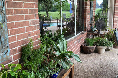 Свежая идея для дизайна: веранда среднего размера на заднем дворе в стиле кантри с растениями в контейнерах - отличное фото интерьера