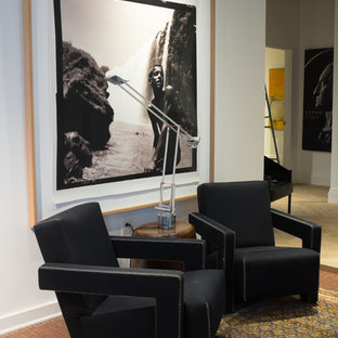 Ispirazione per un piccolo ingresso industriale con pareti bianche, pavimento con piastrelle in ceramica e pavimento rosso