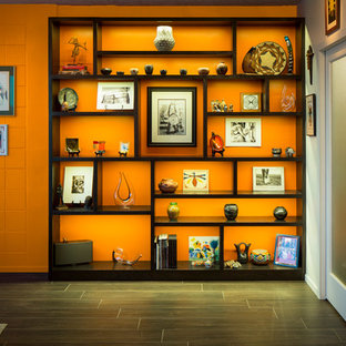 Mittelgroßes, Fernseherloses, Offenes Mediterranes Wohnzimmer ohne Kamin mit oranger Wandfarbe und Porzellan-Bodenfliesen in Albuquerque