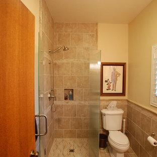 Idee per una piccola stanza da bagno con doccia moderna con lavabo sottopiano, ante con bugna sagomata, ante in legno bruno, top in granito, doccia ad angolo, WC a due pezzi, piastrelle beige, piastrelle in gres porcellanato, pareti beige e pavimento in gres porcellanato