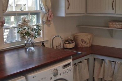 Laundry room - traditional laundry room idea in New York