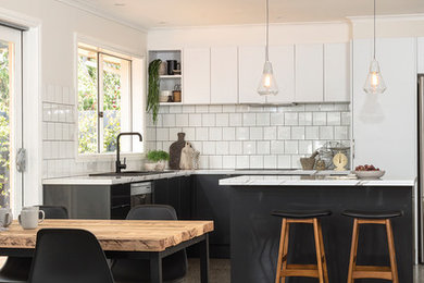 This is an example of a contemporary kitchen in Melbourne.