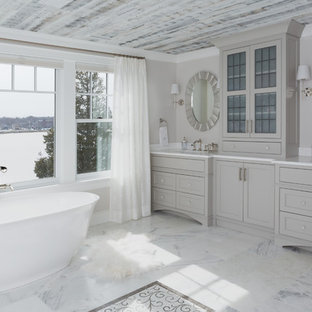 Foton och badrumsinspiration för badrum, med grå skåp och grå väggar